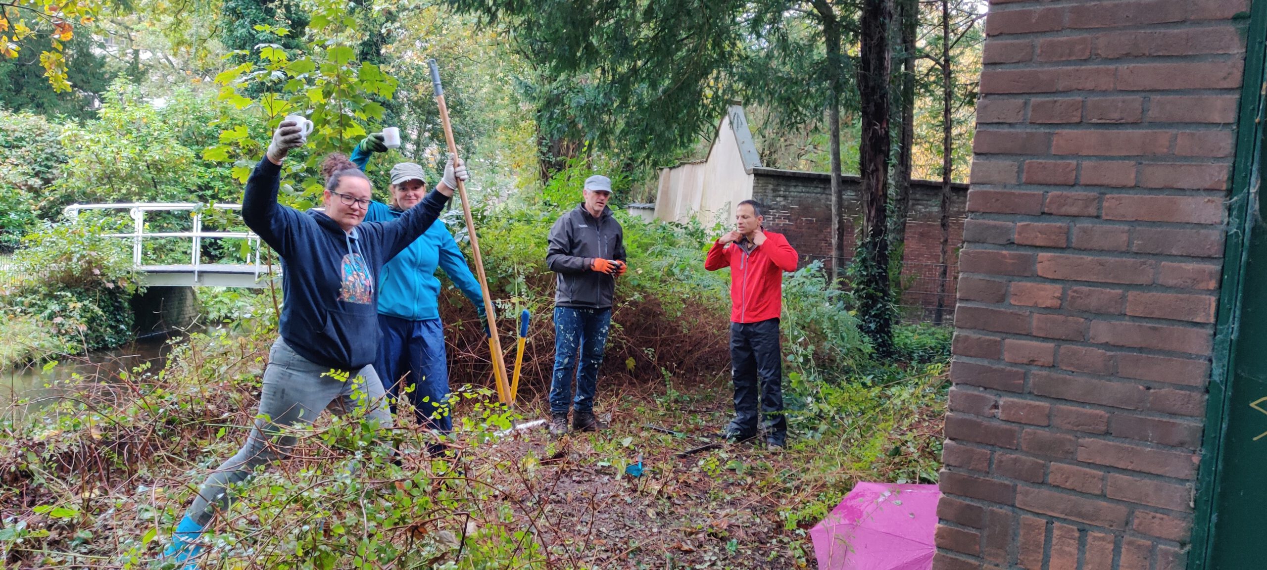 Snoeien en opruimen rond het clubhuis was een groot succes -ook dank ouders